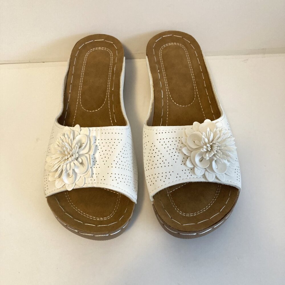 White 3D Flower Wedge Sandals/ Size 6/ Summer Beach Slip-ons